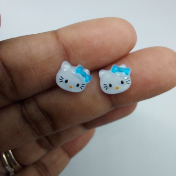 Cute Hello Kitty Stud Earrings - Picture 9 of 14